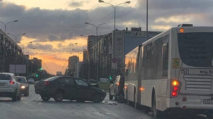 Иномарка влетела в автобус на Искровском проспекте