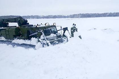 В России начали расчищать дороги военными бульдозерами