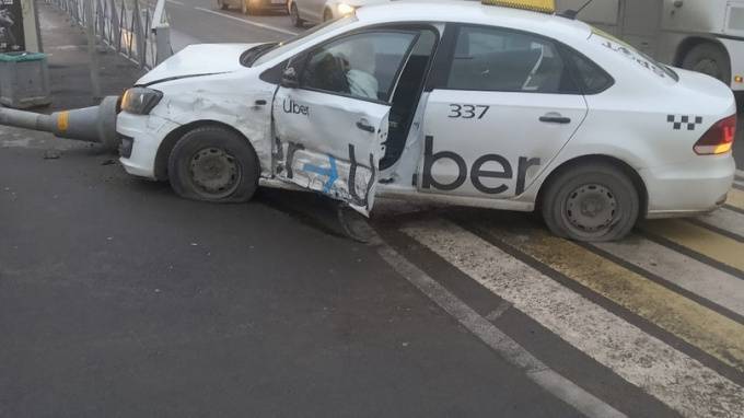 "Datsun" врезался в торопливого таксиста на проспекте Луначарского