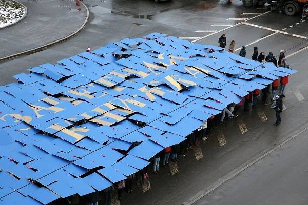 Московские студенты в Татьянин день развернули 40-метровую зачётку у здания МГУ