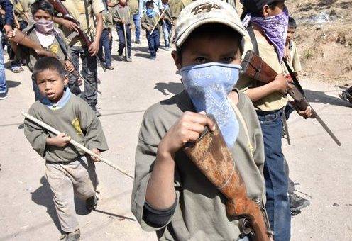 В Мексике для защиты от местных банд вооружают 6-летних детей