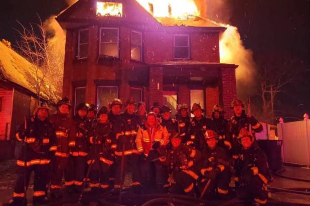 Пожарному департаменту Детройта выдвинули обвинения из-за фотографии на фоне горящего дома