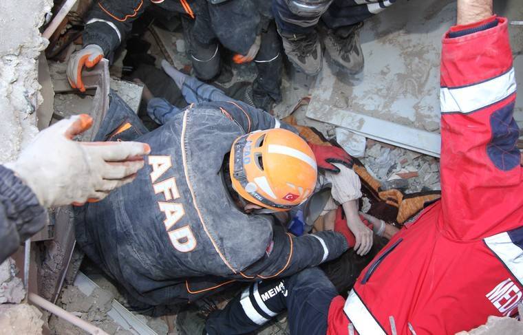 Двухлетнюю девочку спасли спустя сутки из-под обломков здания в Турции