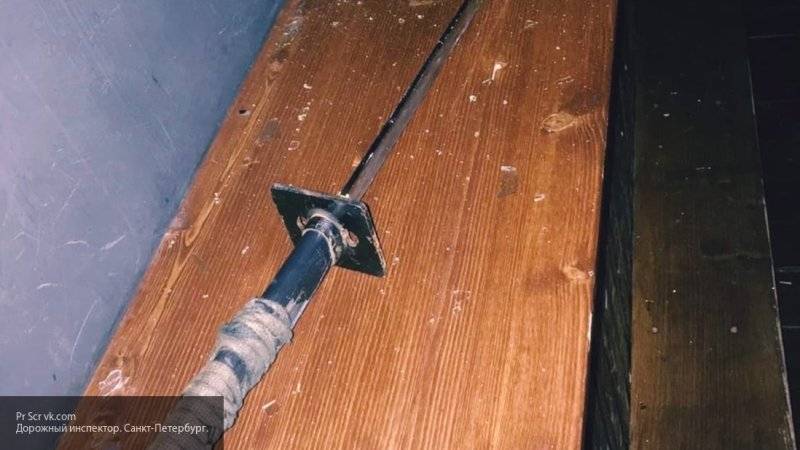 Мужчина ворвался в петербургский бар и самурайским мечом разнес стол в "щепки"