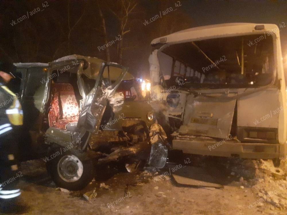 В Сети появились фотографии с места столкновения трёх автомобилей в Кемерове