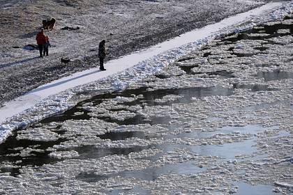 Сотни российских рыбаков откололись и уплыли на льдине