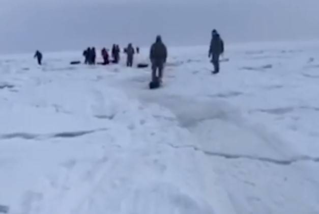 Около 600 рыбаков отрезало от берега на льдине в Сахалинской области