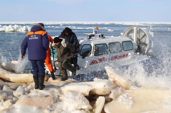Сахалинские спасатели сняли с дрейфующей льдины 100 рыбаков