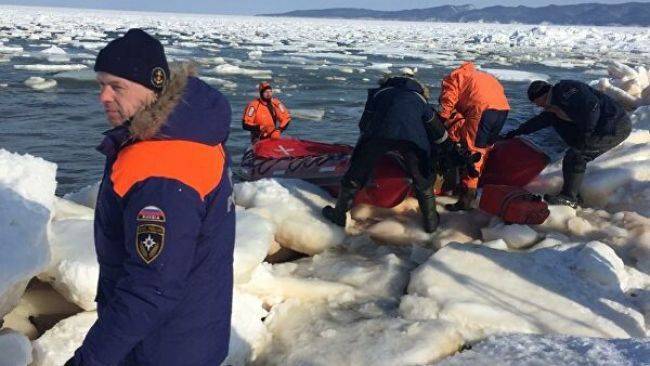 На Сахалине 600 рыбаков оказались на отколовшейся льдине
