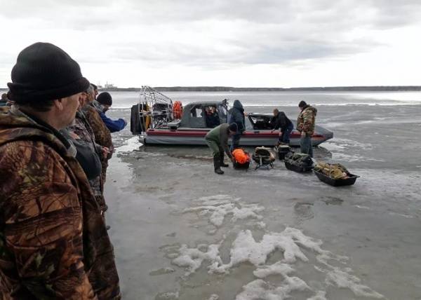 На Сахалине сотрудники МЧС спасают рыбаков с оторвавшейся льдины