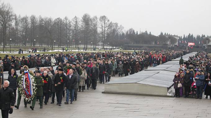 На Пискаревском кладбище возложили венки к 27 января