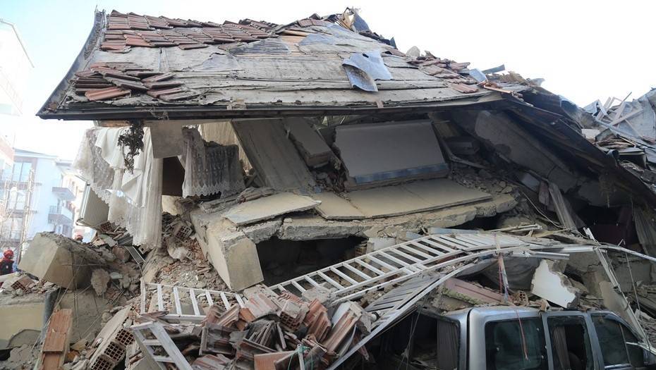 Число жертв землетрясения в Турции увеличилось до 33