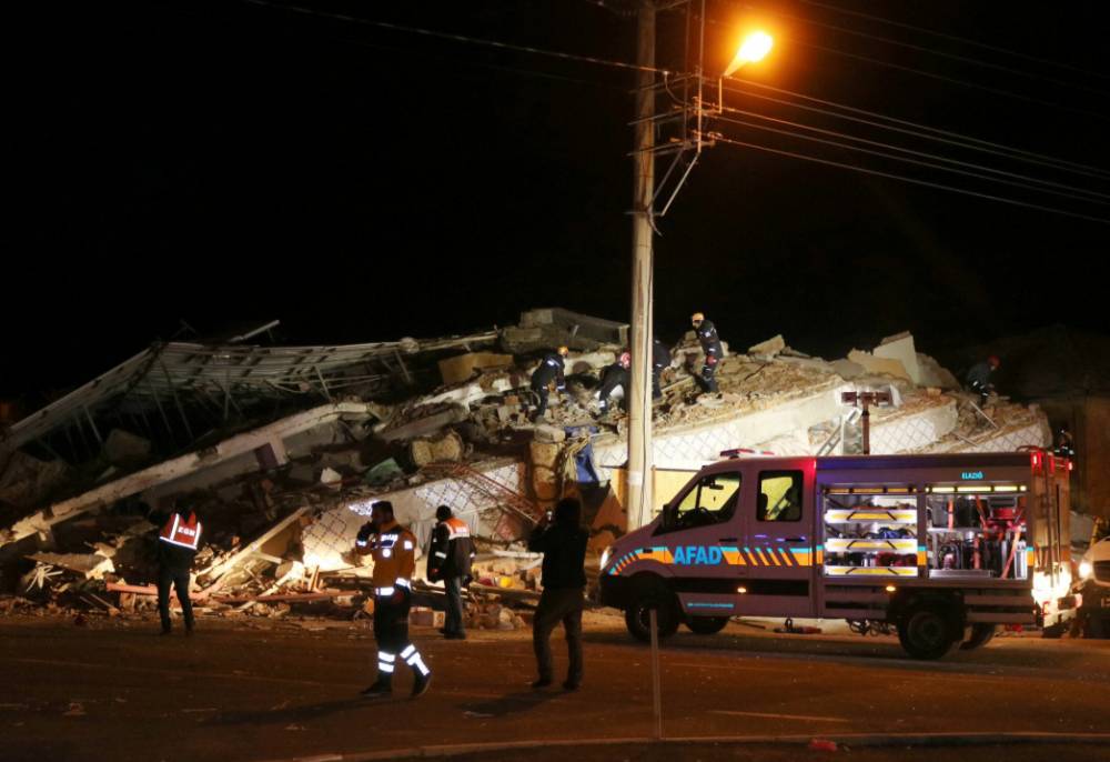 Шесть человек остаются под завалами после землетрясения в Турции