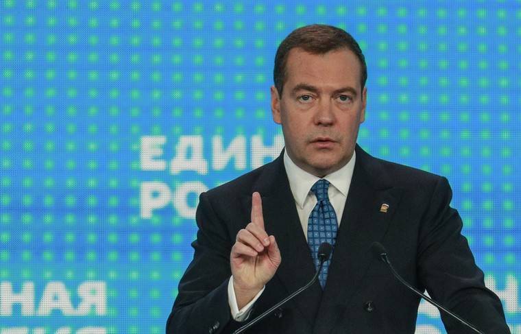Песков рассказал, как Медведев принял решение об отставке правительства