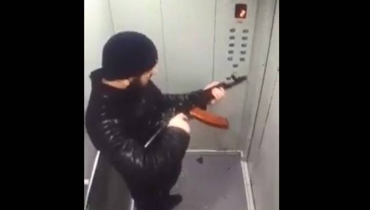 На видео попал конфликт со стрельбой во дворе жилого дома в Нижневартовске