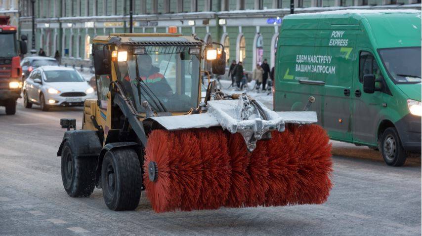 Дорожники и коммунальщики Петербурга очищают город от снега