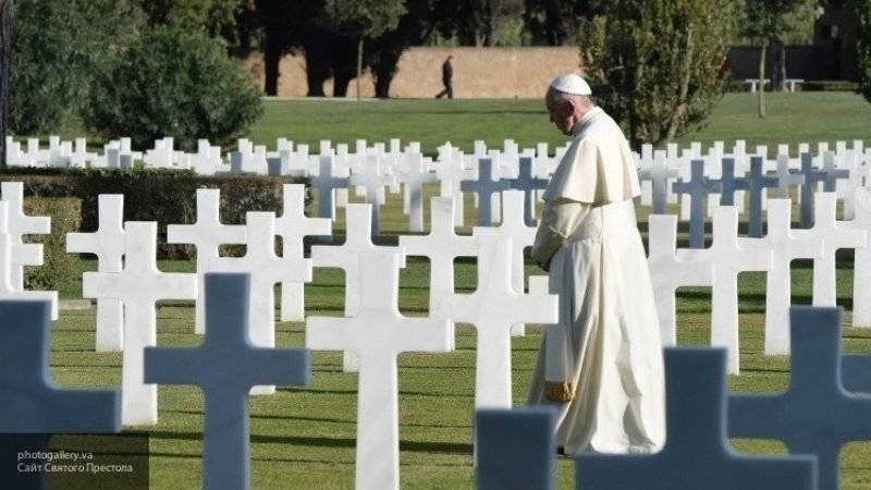 Папа Римский Франциск рассказал, что молится за умерших от коронавируса