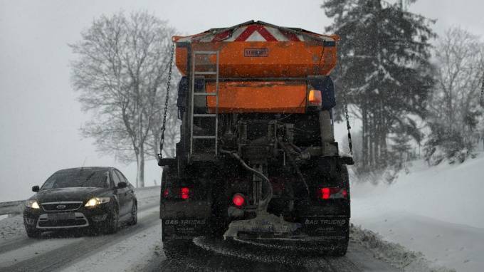 1200 дворников вышли на уборку снега в Петербурге