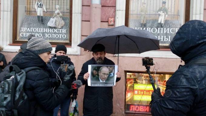 "Кащей бессмертный": в Петербурге задержали участника одиночного пикета