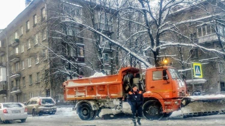 На уборку снега в Петербурге вывели больше тысячи дворников и 600 единиц техники