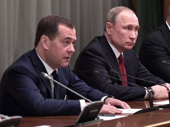 Песков объяснил, почему Медведев подал в отставку