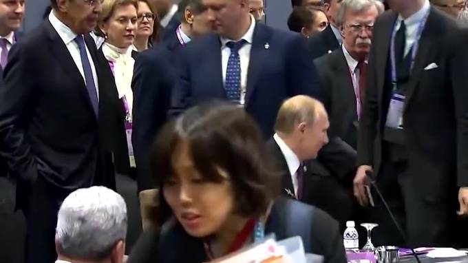 Путин и Пенс обменялись рукопожатиями на форуме памяти жертв Холокоста в Израиле