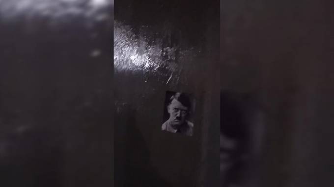 Около Новой Голландии неизвестные расклеили фото Гитлера с лезвиями