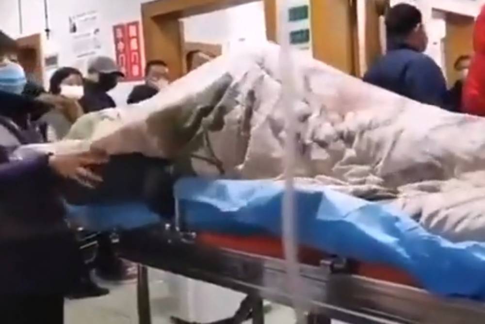 Приступ зараженного коронавирусом китайца сняли на видео