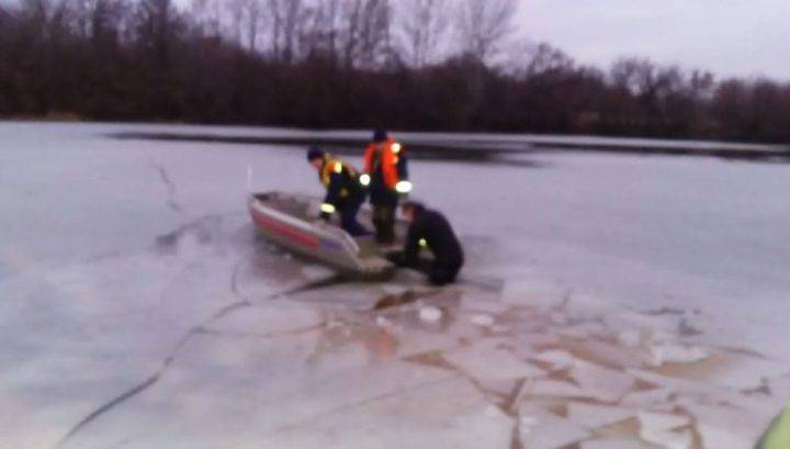 Две девочки погибли, провалившись на реке под лед