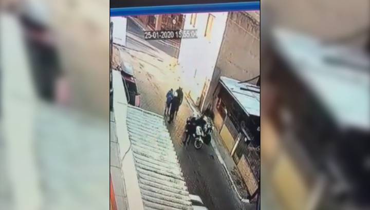 Избиение ребенка полицейским из спецотряда попало на видео