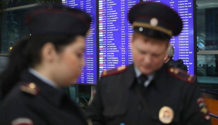 Россиянин бросил двоих детей в московском аэропорту