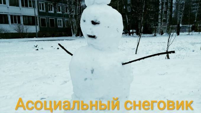 Жители Петербурга слепили креативных снеговиков