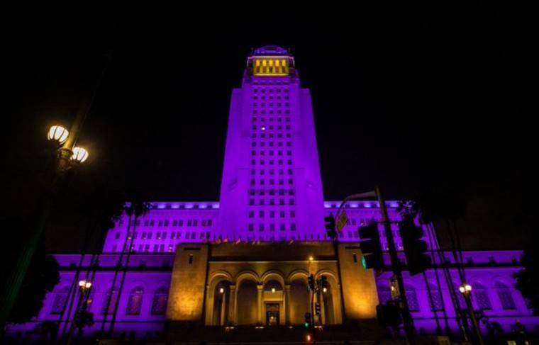 Здание мэрии Лос-Анджелеса подсветили цветами «Лейкерс» в память о Брайанте
