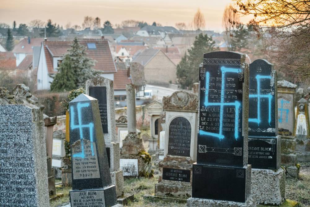 Франция: число актов антисемитизма выросло на 27%, церкви ежедневно подвергаются вандализму