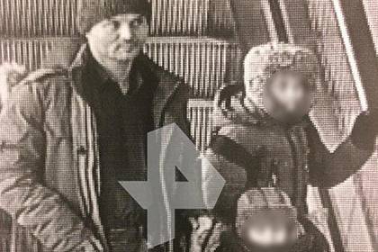 Оставивший двух детей в Шереметьево россиянин попал на камеры