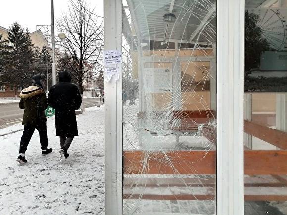 УМВД Кургана ищет неизвестных, разбивших стеклянную остановку у кинотеатра «Россия»