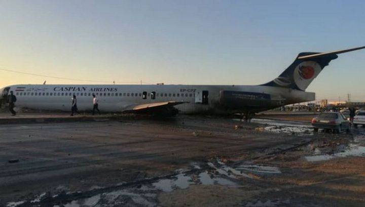 Самолет Caspian Airlines выкатился на шоссе после приземления в Иране