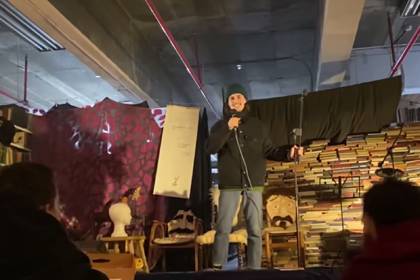 Покинувший Россию комик прочел в Израиле лекцию «Как за день лишиться всего»