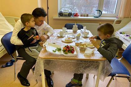 Оставившему двух детей в Шереметьево россиянину пообещали найти работу