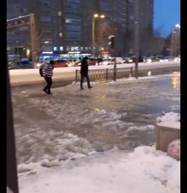 В Екатеринбурге из-за аварии на водопроводе затопило перекресток улиц Крауля-Токарей