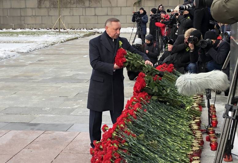 Беглов почтил память жертв блокады Ленинграда возложением цветов на Пискаревском кладбище