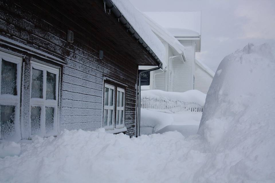В Оренбургской области двое детей погибли после обвала снега