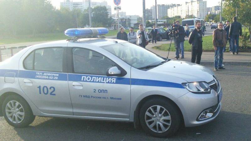 Полиция задержала москвича за раздачу школьникам конфет