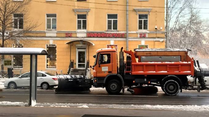 В Петербурге выпало 2,5 сантиметра снега. Дорожные предприятия активировались