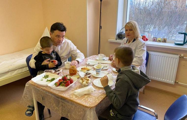 Губернатор Подмосковья встретился с оставленными в Шереметьево детьми