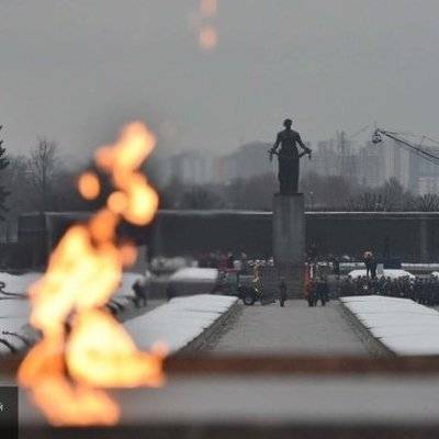 Венки возложили к мемориалу на Пискаревском кладбище в годовщину освобождения Ленинграда от блокады