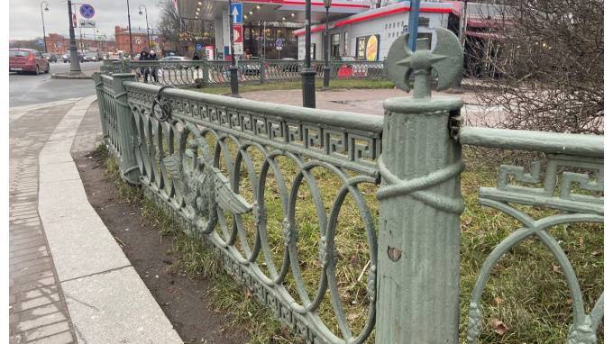 КГИОП: боевые топоры с исторической ограды Александровского парка никому не принадлежат