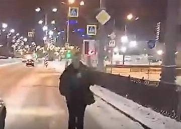 В Екатеринбурге неадекватный мужчина разгромил, а затем угнал авто таксиста