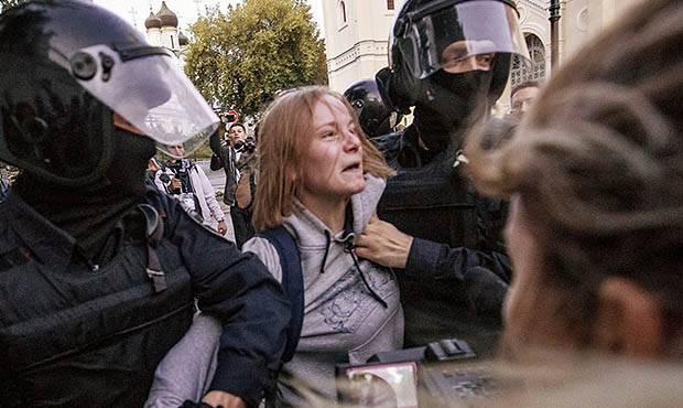 Московский суд отказался принять жалобу участницы акции протеста, которую ударил полицейский
