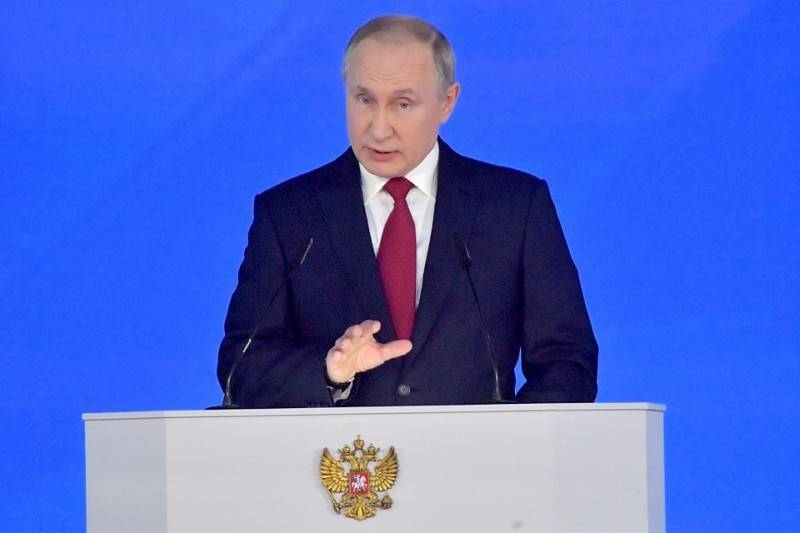 Путин поручил продлить материнский капитал и сделать бесплатным интернет